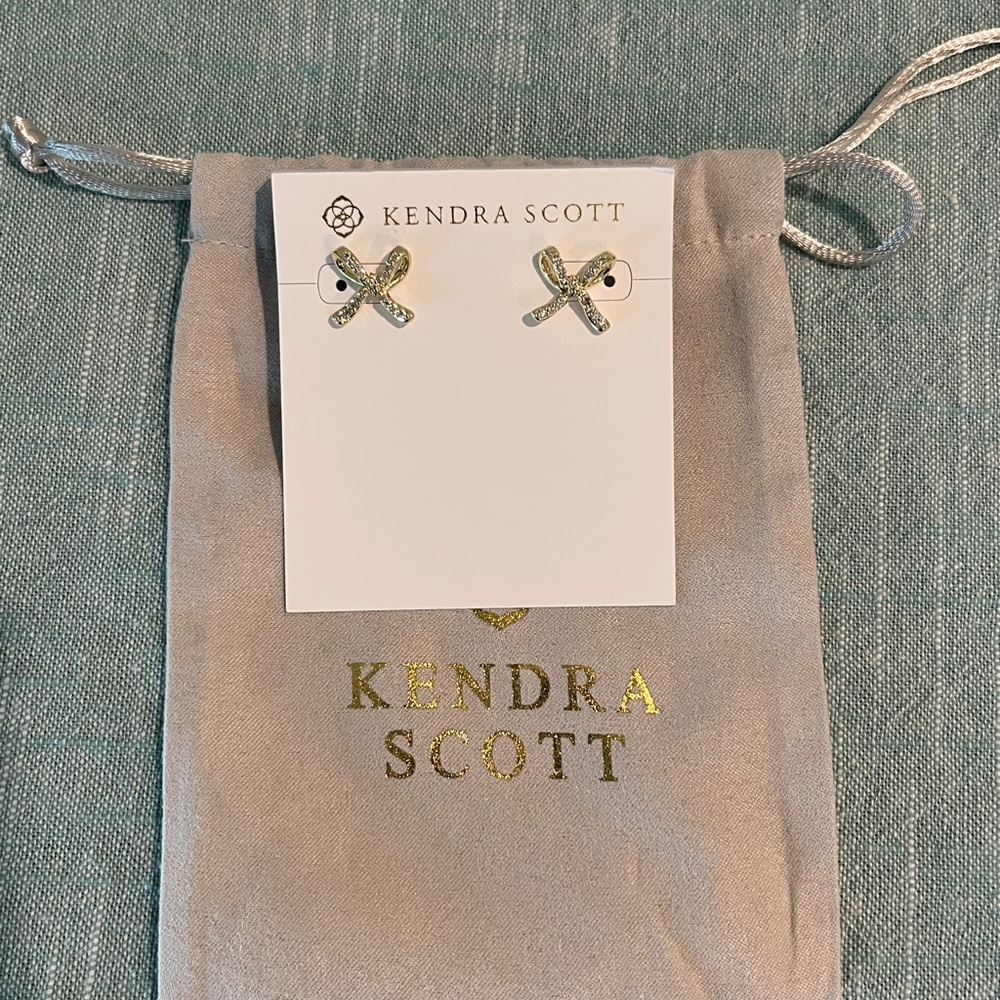 NWT- Kendra Scott Sasha stud earrings